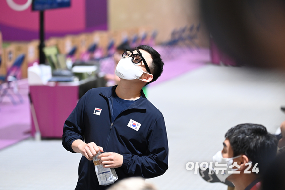 대한민국 김모세가 24일 도쿄 아사카 사격장에서 열린 2020 도쿄올림픽 남자 10m 공기권총 본선 경기에 출전해 점수를 확인하고 있다.