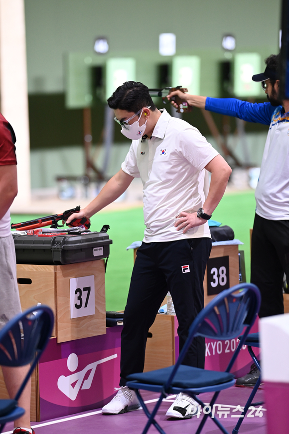 대한민국 진종오가 24일 도쿄 아사카 사격장에서 열린 2020 도쿄올림픽 남자 10m 공기권총 본선 경기에 출전해 경기에 임하고 있다.