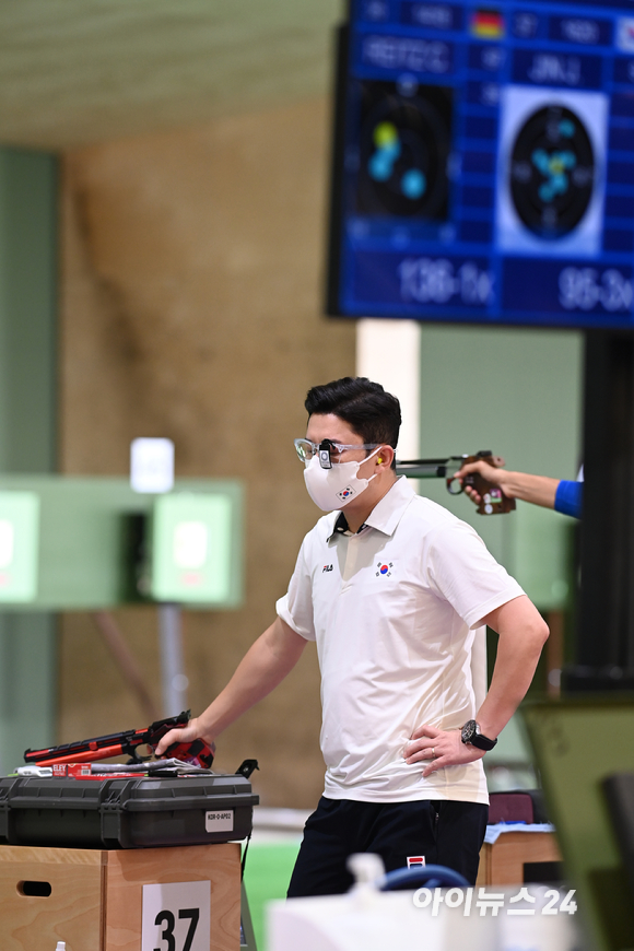 대한민국 진종오가 24일 도쿄 아사카 사격장에서 열린 2020 도쿄올림픽 남자 10m 공기권총 본선 경기에 출전해 경기에 임하고 있다.