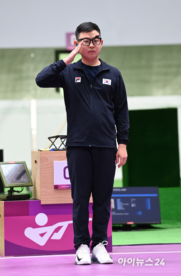 대한민국 김모세가 24일 도쿄 아사카 사격장에서 열린 2020 도쿄올림픽 남자 10m 공기권총 결선 경기에 출전해 거수경례를 하고 있다. 김모세는 결선에서 115.8점으로 8위를 기록했다.