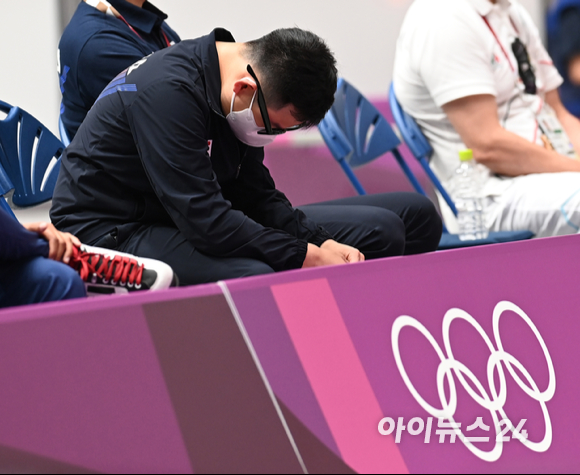 대한민국 김모세가 24일 도쿄 아사카 사격장에서 열린 2020 도쿄올림픽 남자 10m 공기권총 결선 경기에 출전해 경기에 임하고 있다. 김모세는 결선에서 115.8점으로 8위를 기록했다.