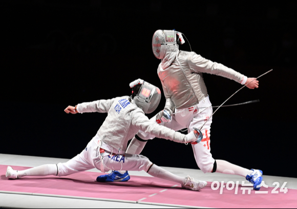 대한민국 펜싱 김정환이 24일 일본 지바 마쿠하리 메세홀에서 열린 '2020 도쿄올림픽' 남자 사브르 개인 동메달 결정전에서 공격을 하고 있다.