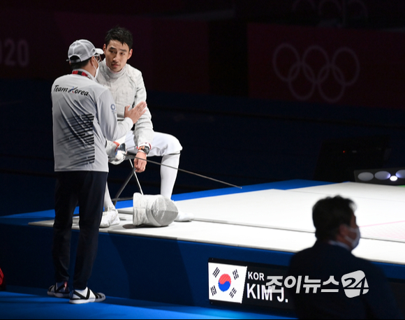 대한민국 펜싱 김정환이 24일 일본 지바 마쿠하리 메세홀에서 열린 '2020 도쿄올림픽' 남자 사브르 개인 동메달 결정전에서 코칭 스태프와 대화를 하고 있다.