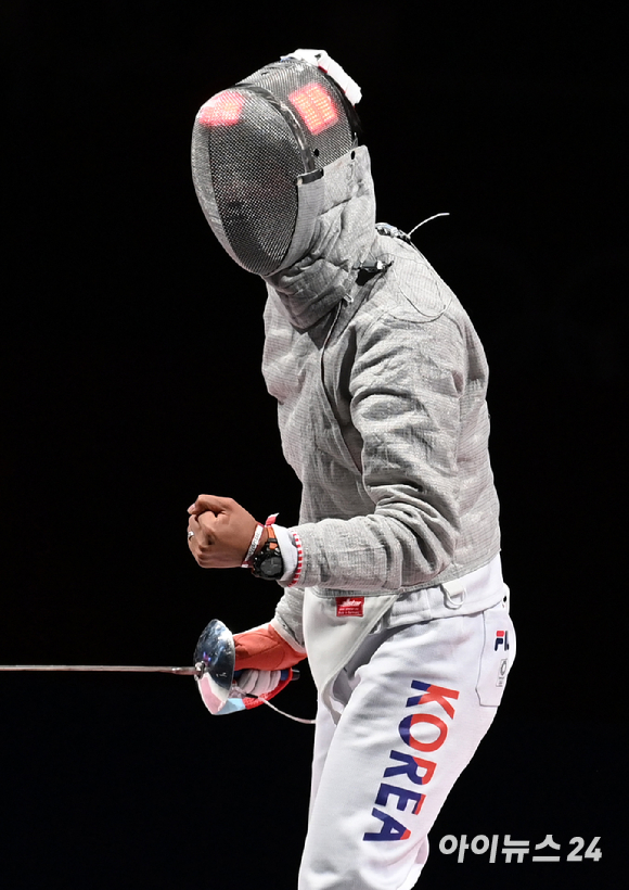 대한민국 펜싱 김정환이 24일 일본 지바 마쿠하리 메세홀에서 열린 '2020 도쿄올림픽' 남자 사브르 개인 동메달 결정전에서 포효하고 있다.