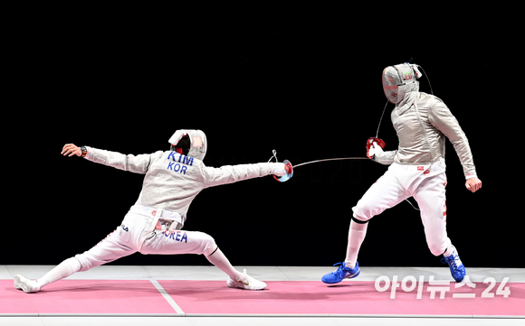 대한민국 펜싱 김정환(왼쪽)이 24일 일본 지바 마쿠하리 메세홀에서 열린 '2020 도쿄올림픽' 남자 사브르 개인 동메달 결정전에서 공격을 하고 있다. [사진=정소희 기자]