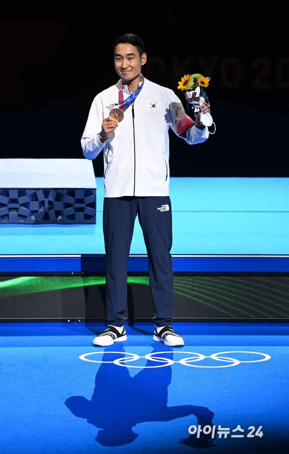 대한민국 펜싱 김정환이 24일 일본 지바 마쿠하리 메세홀에서 열린 '2020 도쿄올림픽' 남자 사브르 시상식에서 동메달을 수여받은 후 포즈를 취하고 있다. 