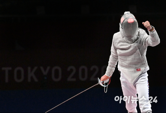 대한민국 펜싱 김정환이 24일 일본 지바 마쿠하리 메세홀에서 열린 '2020 도쿄올림픽' 남자 사브르 개인 동메달 결정전에서 공격에 성공한 후 포효하고 있다.