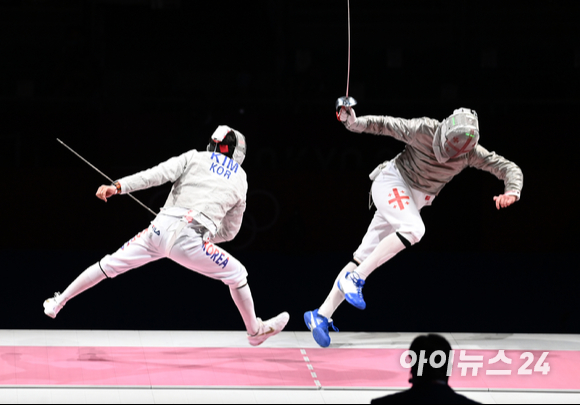 '공격에 도망가는 상대' 대한민국 펜싱 김정환이 24일 일본 지바 마쿠하리 메세홀에서 열린 '2020 도쿄올림픽' 남자 사브르 개인 동메달 결정전에서 공격을 하고 있다.