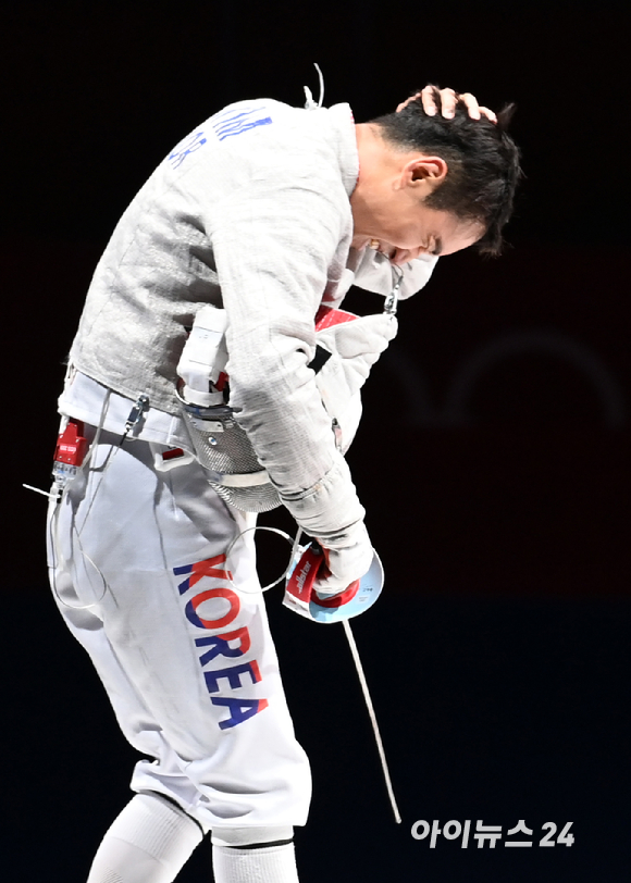 '상대방 칼에 맞아 큰 혹이!' 대한민국 펜싱 김정환이 24일 일본 지바 마쿠하리 메세홀에서 열린 '2020 도쿄올림픽' 남자 사브르 개인 동메달 결정전에서 고통을 호소하고 있다.