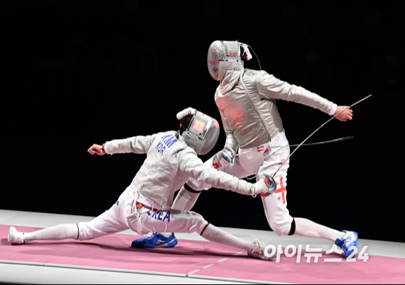 '정신차리고 다시 공격' 대한민국 펜싱 김정환이 24일 일본 지바 마쿠하리 메세홀에서 열린 '2020 도쿄올림픽' 남자 사브르 개인 동메달 결정전에서 공격을 하고 있다.