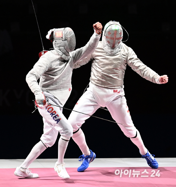 대한민국 펜싱 김정환이 24일 일본 지바 마쿠하리 메세홀에서 열린 '2020 도쿄올림픽' 남자 사브르 개인 동메달 결정전에서 공격에 성공한 후 포효하고 있다.