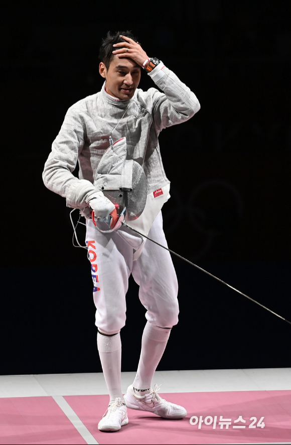 대한민국 펜싱 김정환이 24일 일본 지바 마쿠하리 메세홀에서 열린 '2020 도쿄올림픽' 남자 사브르 개인 동메달 결정전에서 승리한 후 기뻐하고 있다.