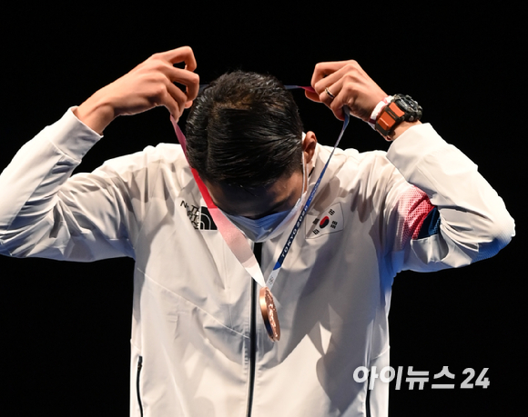 '직접 거는 동메달' 대한민국 펜싱 김정환이 24일 일본 지바 마쿠하리 메세홀에서 열린 '2020 도쿄올림픽' 남자 사브르 시상식에서 동메달을 목에 걸고 있다.