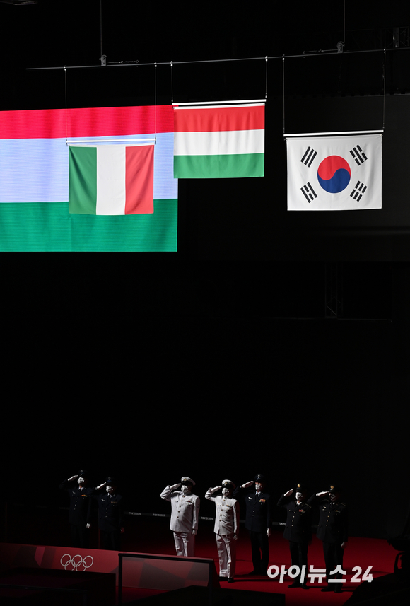대한민국 펜싱 김정환이 24일 일본 지바 마쿠하리 메세홀에서 열린 '2020 도쿄올림픽' 남자 사브르 시상식에서 동메달을 수여받았다. 경기장에 올라가는 태극기의 모습.
