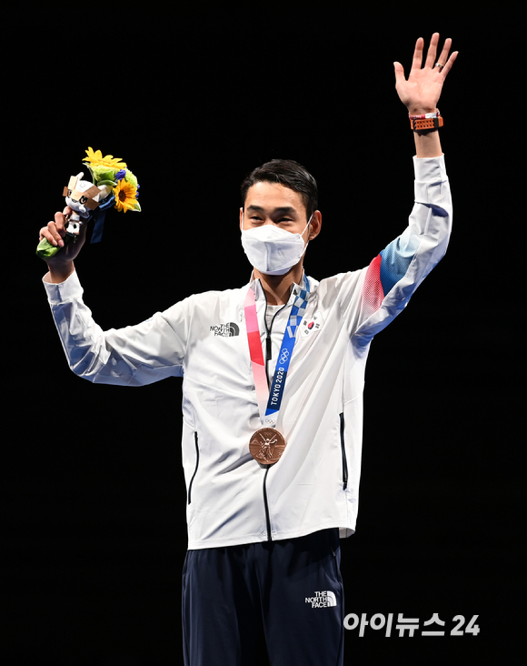 대한민국 펜싱 김정환이 24일 일본 지바 마쿠하리 메세홀에서 열린 '2020 도쿄올림픽' 남자 사브르 시상식에서 동메달을 수여받은 후 포즈를 취하고 있다. 