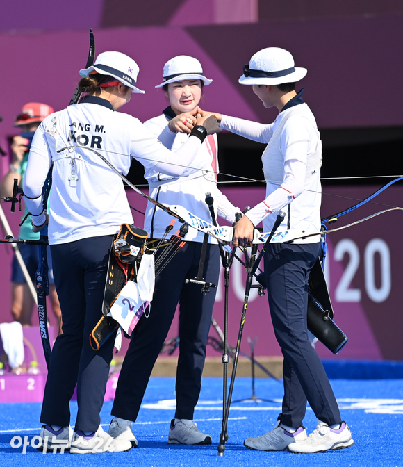 대한민국 양궁 국가대표 안산, 장민희, 강채영이 25일 일본 유메노시마 공원 양궁장에서 열린 2020 도쿄올림픽 여자 양궁 단체 4강전 벨라루스와의 경기에서 하이파이브를 하고 있다. 여자대표팀은 결승에서 ROC를 상대로 세트 포인트 6-0으로 꺾고 금메달을 목에 걸었다. [사진=정소희 기자]