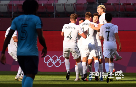 뉴질랜드 케이케이스가 25일 오후 일본 이바라키 가시마 스타디움에서 진행된 '2020 도쿄올림픽' 남자축구 조별리그 B조 2차전 뉴질랜드와 온두라스의 경기에서 선제골을 넣은 후 기뻐하고 있다.