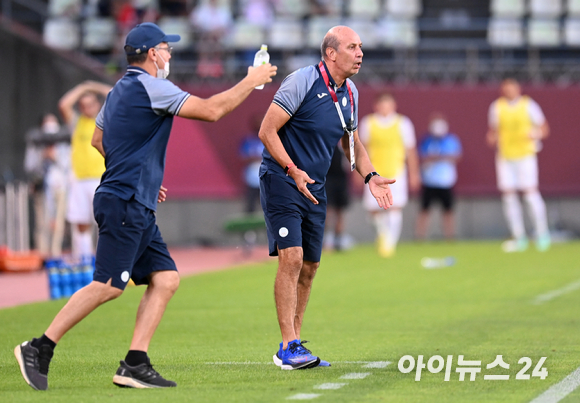 온두라스 미구엘 팔레로 감독이 25일 오후 일본 이바라키 가시마 스타디움에서 진행된 '2020 도쿄올림픽' 남자축구 조별리그 B조 2차전 뉴질랜드와 온두라스의 경기에서 3-2로 승리한 후 기뻐하고 있다.