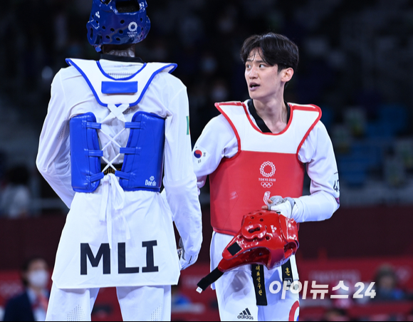 한국 태권도 이대훈이 25일 일본 지바 마쿠하리 메세홀에서 열린 '2020 도쿄올림픽' 태권도 남자 68kg급 패자부활전 첫 경기에서 세이두 포파나(말리)를 11-9로 제압했다. 승리 후 숨 고르는 이대훈.