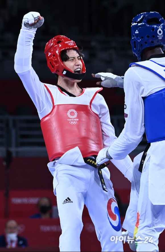 한국 태권도 이대훈이 25일 일본 지바 마쿠하리 메세홀에서 열린 '2020 도쿄올림픽' 태권도 남자 68kg급 패자부활전 첫 경기에서 세이두 포파나(말리)를 11-9로 제압했다. 공격 성공 후 기뻐하는 이대훈.