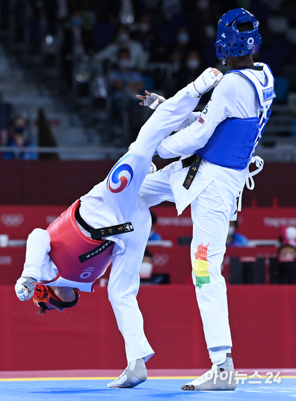 한국 태권도 이대훈이 25일 일본 지바 마쿠하리 메세홀에서 열린 '2020 도쿄올림픽' 태권도 남자 68kg급 패자부활전 첫 경기에서 세이두 포파나(말리)를 11-9로 제압했다. 공격하는 이대훈의 모습.