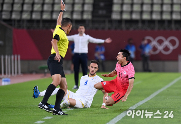 대한민국 이동준이 25일 오후 일본 이바라키 가시마 스타디움에서 진행된 '2020 도쿄올림픽' 남자축구 조별리그 B조 2차전 대한민국과 루마니아의 경기에서 돌파를 하다 반칙을 당하고 있다.