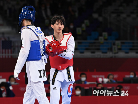 한국 태권도 이대훈이 25일 일본 지바 마쿠하리 메세홀에서 열린 '2020 도쿄올림픽' 태권도 남자 68kg급 패자부활전 두 번째 경기에서 미라쉠 호세이니(이란)를 30-21로 제압하고 상대 선수와 인사하고 있다.