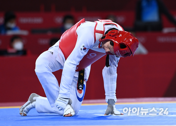 한국 태권도 이대훈이 25일 일본 지바 마쿠하리 메세홀에서 열린 '2020 도쿄올림픽' 태권도 남자 68kg급 패자부활전 두 번째 경기에서 미라쉠 호세이니(이란)를 30-21로 제압했다. 경기 도중 발목부상에 고통스러워하는 이대훈.