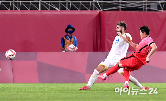 대한민국 이동경이 25일 오후 일본 이바라키 가시마 스타디움에서 진행된 '2020 도쿄올림픽' 남자축구 조별리그 B조 2차전 대한민국과 루마니아의 경기에서 골을 넣고 있다.