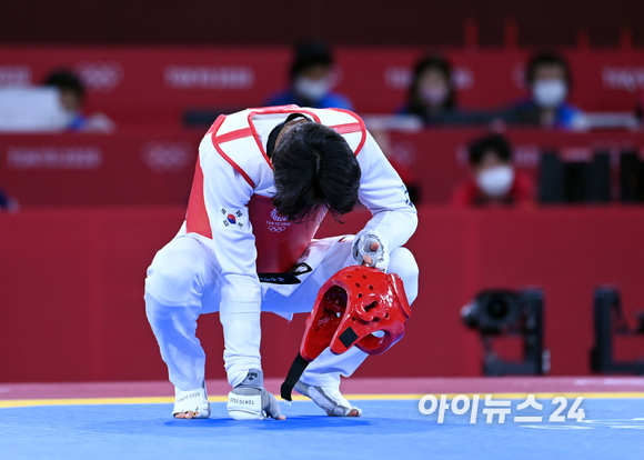 한국 태권도 이대훈이 25일 일본 지바 마쿠하리 메세홀에서 열린 '2020 도쿄올림픽' 태권도 남자 68kg급 동메달결정전에서 패하며 동메달을 놓친 뒤 아쉬워하고 있다.