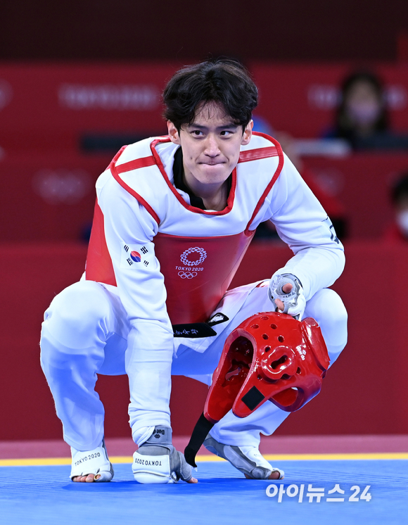 한국 태권도 이대훈이 25일 일본 지바 마쿠하리 메세홀에서 열린 '2020 도쿄올림픽' 태권도 남자 68kg급 동메달결정전에서 패하며 동메달을 놓친 뒤 아쉬워하고 있다.