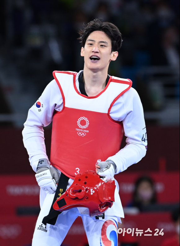 한국 태권도 이대훈이 25일 일본 지바 마쿠하리 메세홀에서 열린 '2020 도쿄올림픽' 태권도 남자 68kg급 동메달결정전에서 패하며 동메달을 놓친 뒤 아쉬워하고 있다.