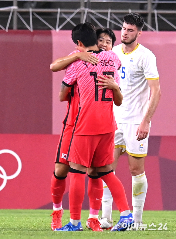 대한민국 이강인이 25일 오후 일본 이바라키 가시마 스타디움에서 진행된 '2020 도쿄올림픽' 남자축구 조별리그 B조 2차전 대한민국과 루마니아의 경기에서 골을 넣은 후 어시스트한 강윤성과 포옹을 하고 있다.