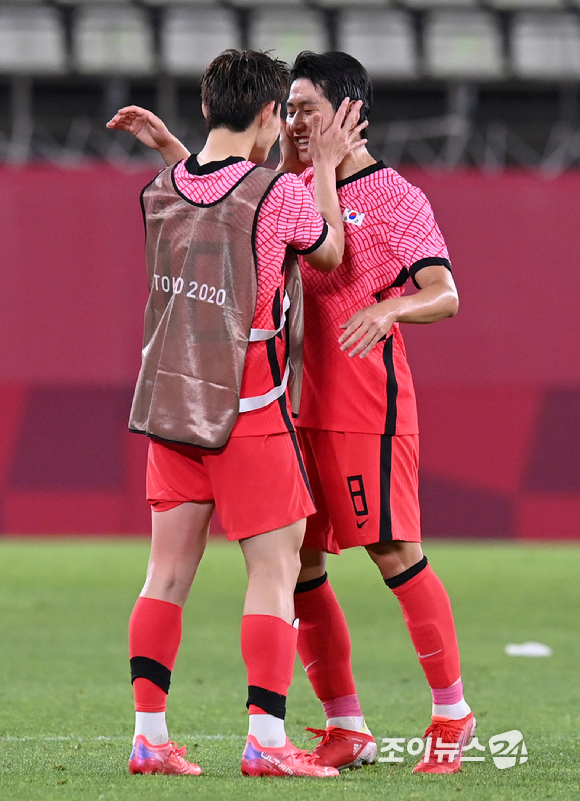 대한민국 이강인이 25일 오후 일본 이바라키 가시마 스타디움에서 진행된 '2020 도쿄올림픽' 남자축구 조별리그 B조 2차전 대한민국과 루마니아의 경기에서 4-0 승리를 거둔 후 이동경과 하이파이브를 하고 있다.