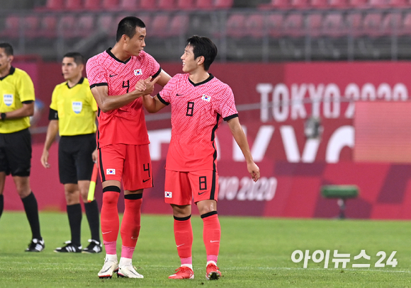대한민국 박지수와 이강인이 25일 오후 일본 이바라키 가시마 스타디움에서 진행된 '2020 도쿄올림픽' 남자축구 조별리그 B조 2차전 대한민국과 루마니아의 경기에서 4-0으로 승리를 한 후 대화를 하고 있다.