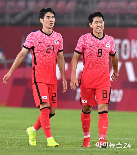 대한민국 김진규와 이강인이 25일 오후 일본 이바라키 가시마 스타디움에서 진행된 '2020 도쿄올림픽' 남자축구 조별리그 B조 2차전 대한민국과 루마니아의 경기에서 4-0으로 승리를 한 후 기뻐하고 있다.