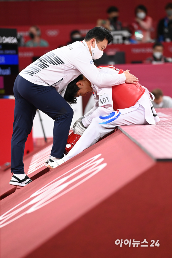 한국 태권도 이대훈이 25일 일본 지바 마쿠하리 메세홀에서 열린 '2020 도쿄올림픽' 태권도 남자 68kg급 동메달결정전에서 패하며 동메달을 놓친 뒤 아쉬워하고 있다.