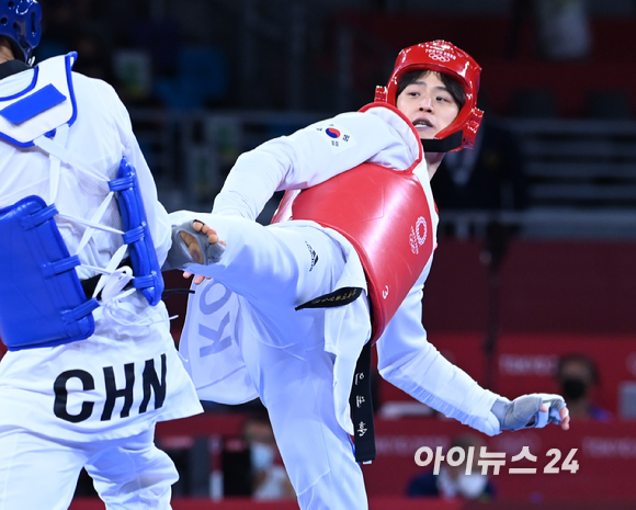 한국 태권도 이대훈이 25일 일본 지바 마쿠하리 메세홀에서 열린 '2020 도쿄올림픽' 태권도 남자 68kg급 동메달결정전에서 경기에 임하고 있다.