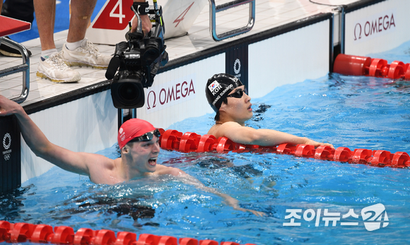한국 수영 황선우가 26일 오전 도쿄 아쿠아틱 센터에서 진행된  '2020 도쿄 올림픽' 수영 남자 200m 자유형 준결승 2조에서 경기를 마친 후 기록을 확인하고 있다. 황선우는 1분45초53를 기록하며 결승 진출에 성공했다.