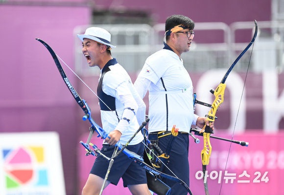 한국 양궁 국가대표 김제덕이 26일 오후 일본 도쿄 유메노시마 공원 양궁장에서 열린 2020 도쿄올림픽 남자양궁 단체전 인도와의 8강전 경기에서 마지막 화살을 텐에 맞춘 후 포효하고 있다.