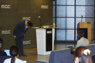 mbc 박성제 사장이 '2020 도쿄올림픽' 방송사고와 관련해 직접 머리를 숙여 사과했다. [사진=mbc]
