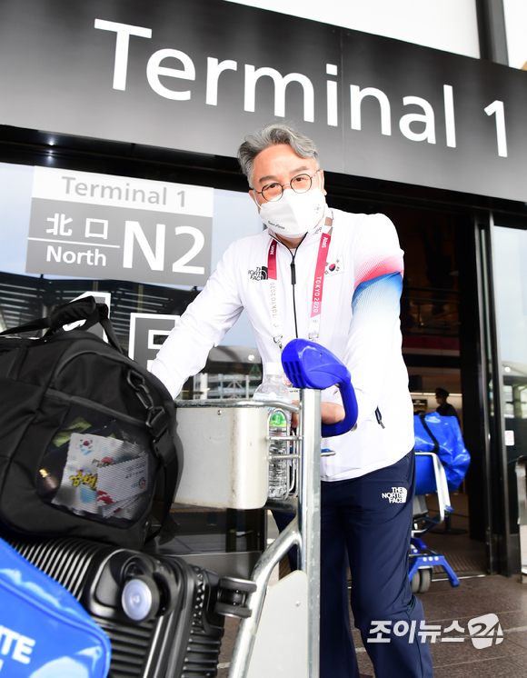 '2020 도쿄올림픽'에 출전하는 야구대표팀 김경문 감독이 26일 오후 일본 도쿄 나리타공항으로 입국하고 있다.
