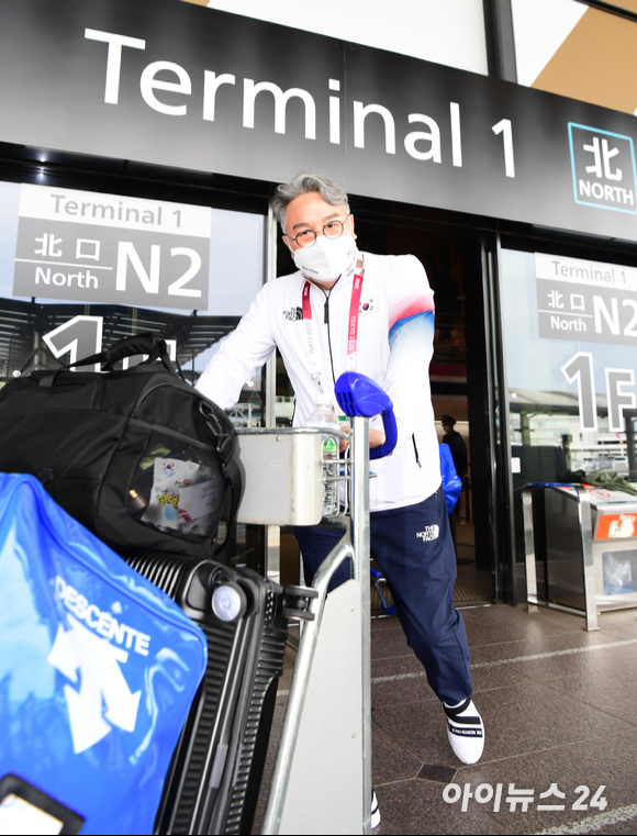 '2020 도쿄올림픽'에 출전하는 야구대표팀 김경문 감독이 26일 오후 일본 도쿄 나리타공항으로 입국하고 있다.