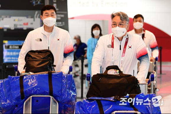 '2020 도쿄올림픽'에 출전하는 야구대표팀 김경문 감독과 이종열 코치가 26일 오후 일본 도쿄 나리타공항으로 입국하고 있다.