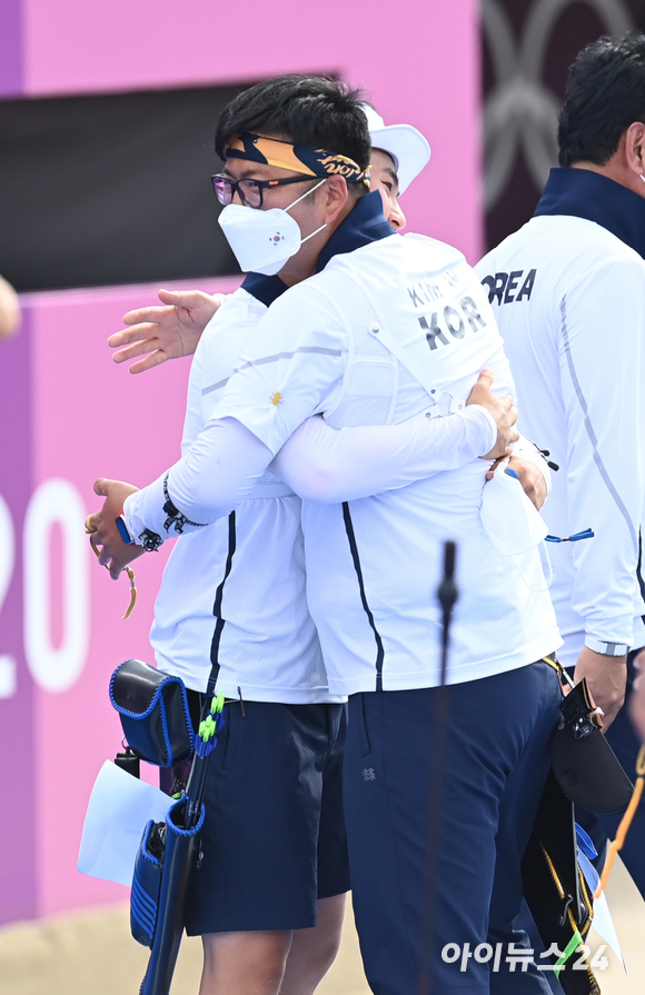 양궁 국가대표 김제덕과 김우진이 26일 오후 일본 도쿄 유메노시마 공원 양궁장에서 열린 2020 도쿄올림픽 남자양궁 단체전 일본과의 4강전 경기에서 극적으로 승리한 후 기뻐하고 있다.