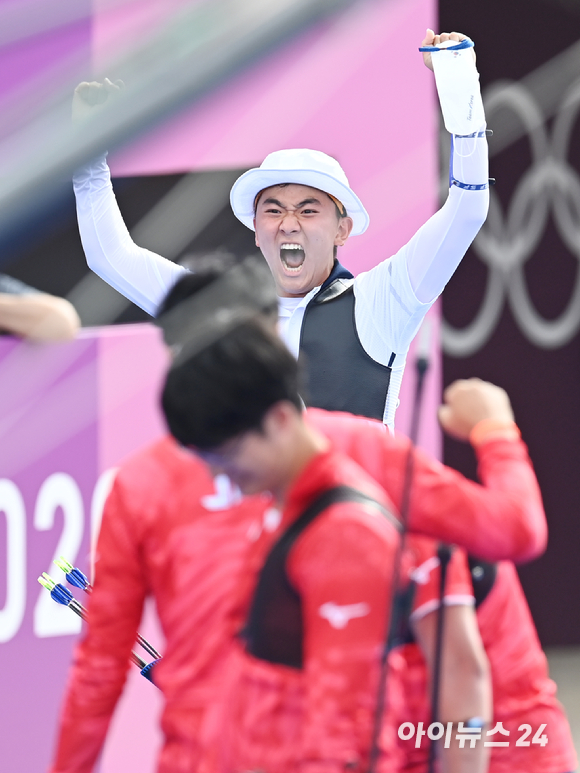 양궁 국가대표 김제덕이 26일 오후 일본 도쿄 유메노시마 공원 양궁장에서 열린 2020 도쿄올림픽 남자양궁 단체전 일본과의 4강전 경기에서 극적으로 승리한 후 기뻐하고 있다.