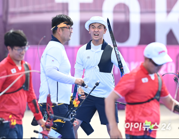 양궁 국가대표 김제덕,김우진,오진혁이 26일 오후 일본 도쿄 유메노시마 공원 양궁장에서 열린 2020 도쿄올림픽 남자양궁 단체전 일본과의 4강전 경기에서 극적으로 승리했다. 슛오프 텐을 쏘고 기뻐하는 김제덕.