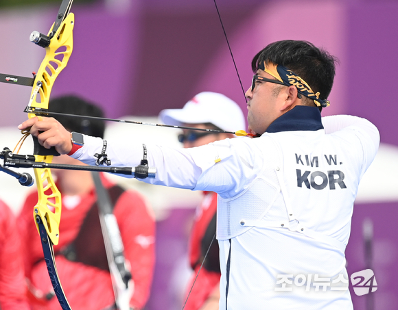 양궁 국가대표 김우진이 26일 오후 일본 도쿄 유메노시마 공원 양궁장에서 열린 2020 도쿄올림픽 남자양궁 단체전 일본과의 4강전 경기에서 활시위를 당기고 있다.