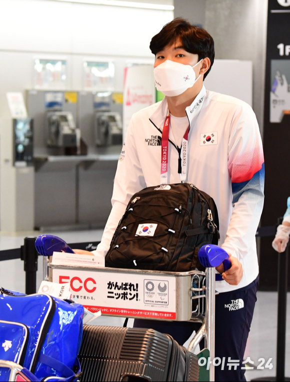 '2020 도쿄올림픽'에 출전하는 야구대표팀 최원준이 26일 오후 일본 도쿄 나리타공항으로 입국하고 있다.
