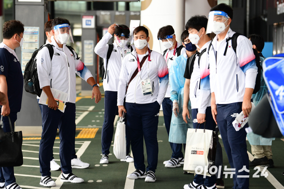 '2020 도쿄올림픽'에 출전하는 야구대표팀이 26일 오후 일본 도쿄 나리타공항으로 입국하고 있다.